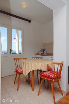 Tučepi, Dining room in the studio-apartment, (pet friendly) and WiFi.