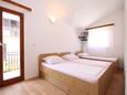 Spavaća soba Podaca, Spavaća soba u smještaju tipa studio-apartment, dostupna klima.