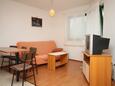 Obývací pokoj Brela, Obývací pokoj v ubytování typu studio-apartment, s klimatizací, domácí mazlíčci povoleni a WiFi.