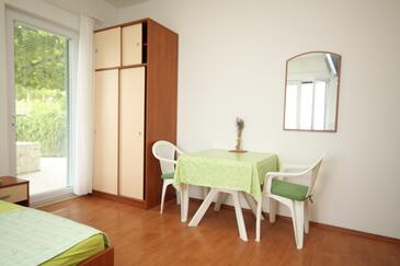 Dining room Brela, Dining room in the studio-apartment, dopusteni kucni ljubimci i WIFI.
