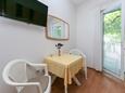 Salle à manger Brela, Salle à manger dans l’hébergement en type studio-apartment, climatisation disponible, animaux acceptés et WiFi.