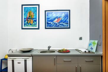 Makarska, Kitchen in the studio-apartment, WiFi.