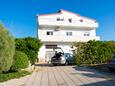 Ražanac, Zadar, Parkeerplaats 6919 - Appartementen with pebble beach.