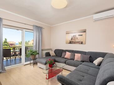 Poreč, Sala de estar in the apartment, air condition available, (pet friendly) y WiFi.