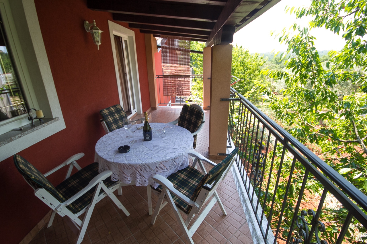 Two bedroom apartment with terrace Fiorini, Novigrad  A-a