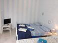 Umag, Bedroom in the studio-apartment, WiFi.