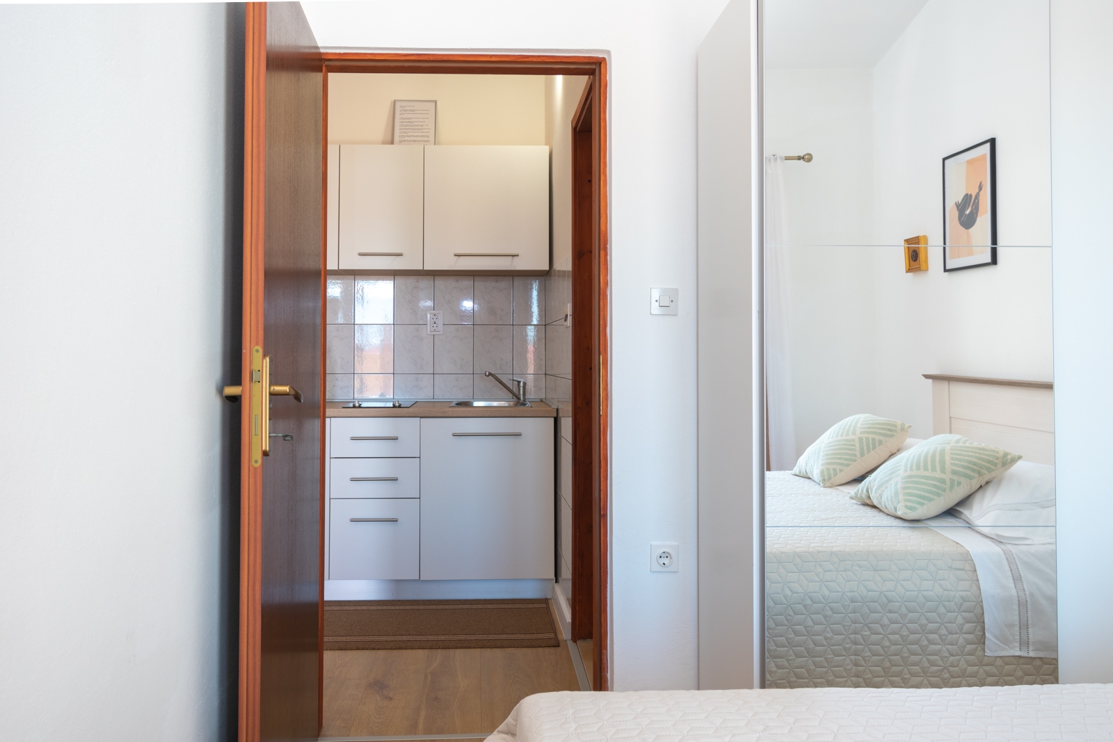 Jednosobni apartman s terasom i pogledom na more Pašman  A-a