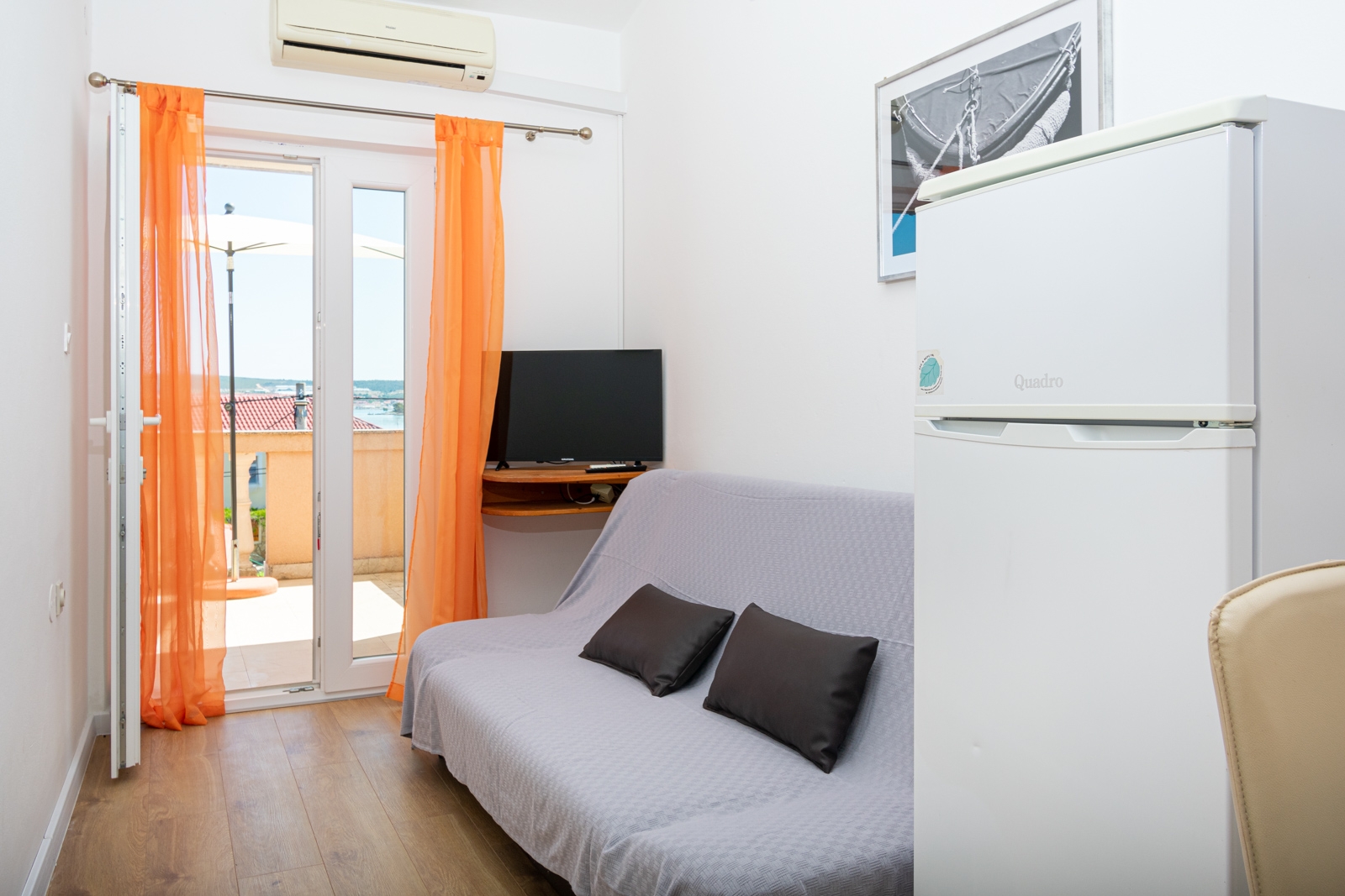 Jednosobni apartman s terasom i pogledom na more Pašman  A-a