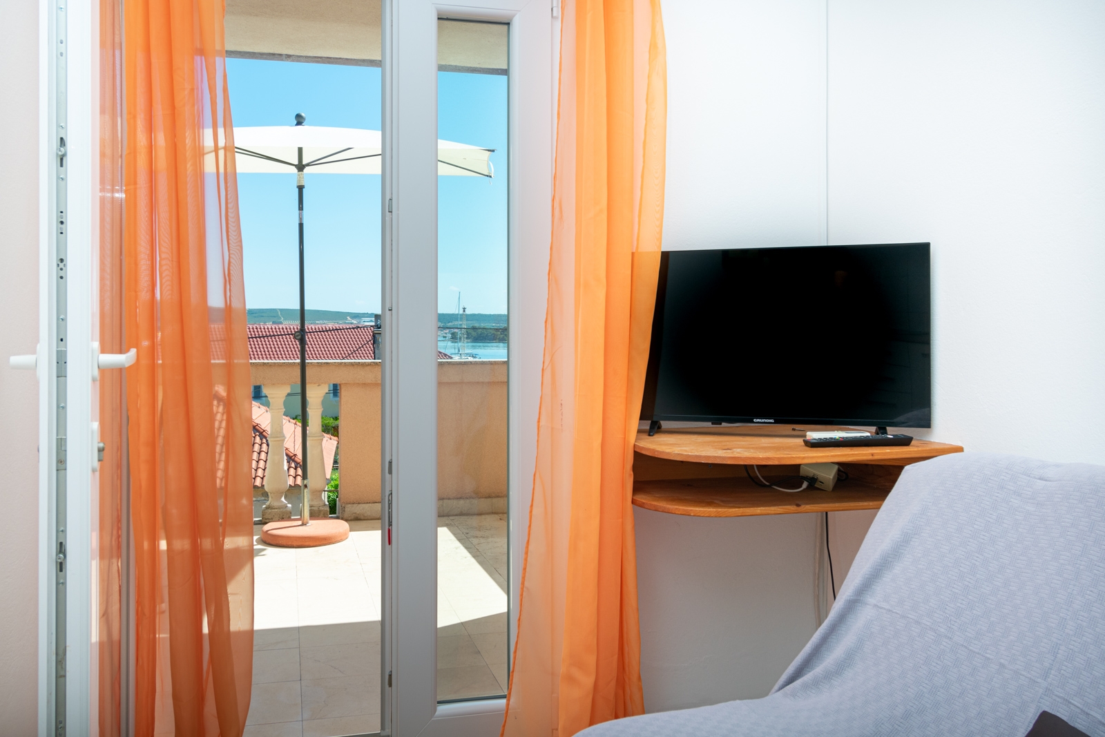 Jednosobni apartman s terasom i pogledom na more Pašman  A-a