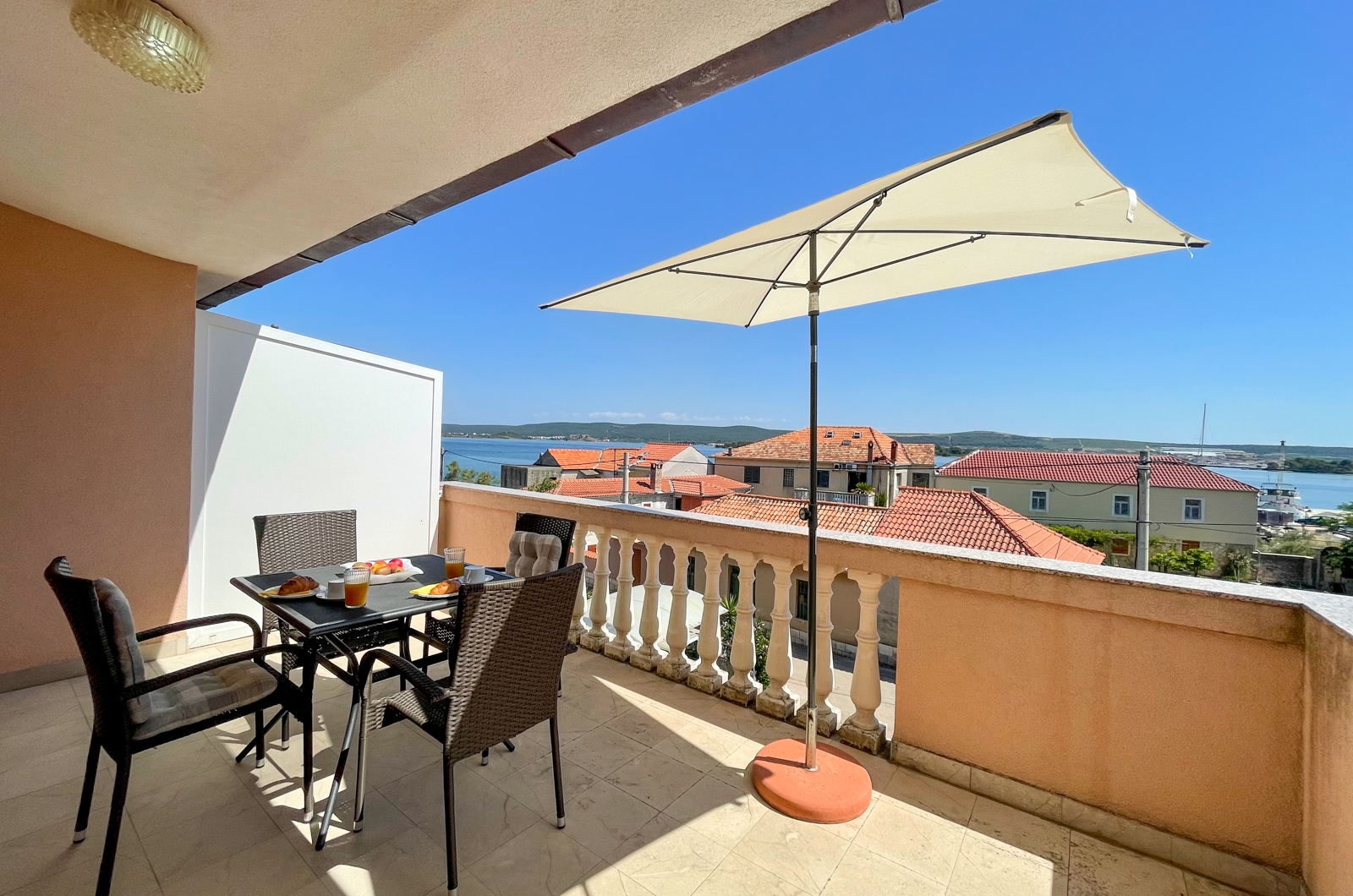 Jednosobni apartman s terasom i pogledom na more Pašman  A-a