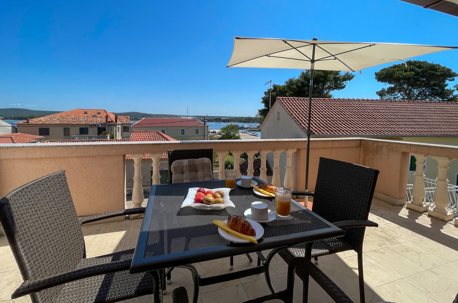 Jednosobni apartman s terasom i pogledom na more Pašman  A-a