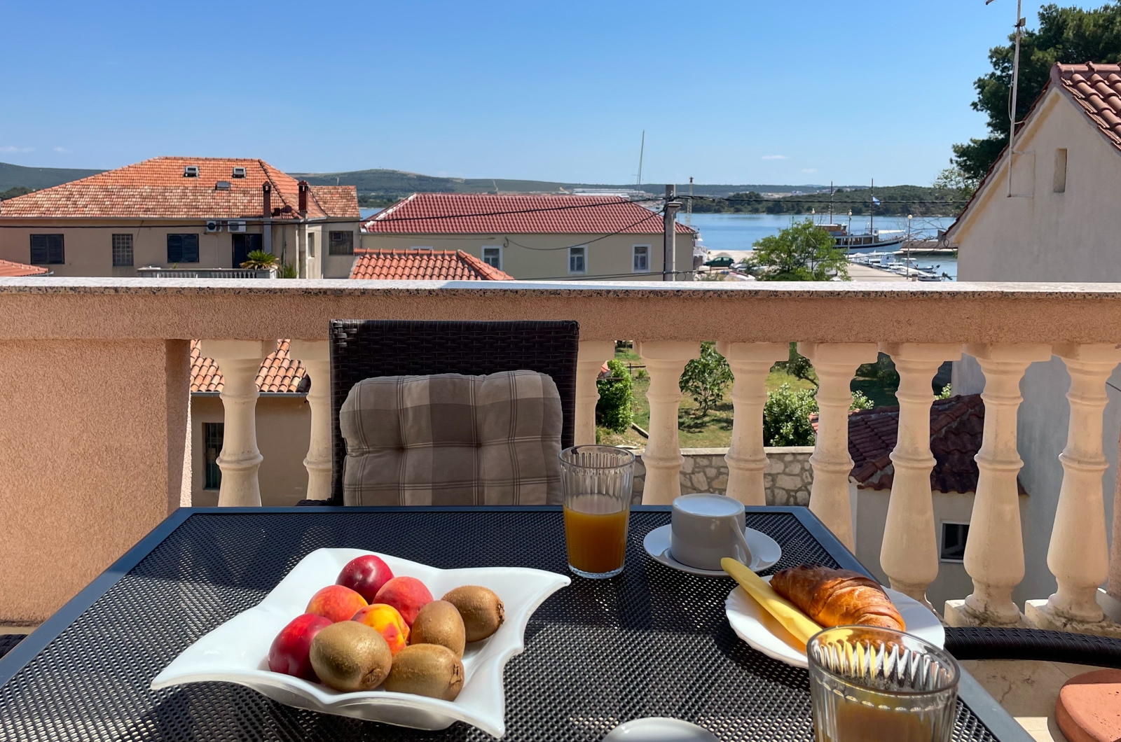 Jednosobni apartman s terasom i pogledom na more Pašman  A-a