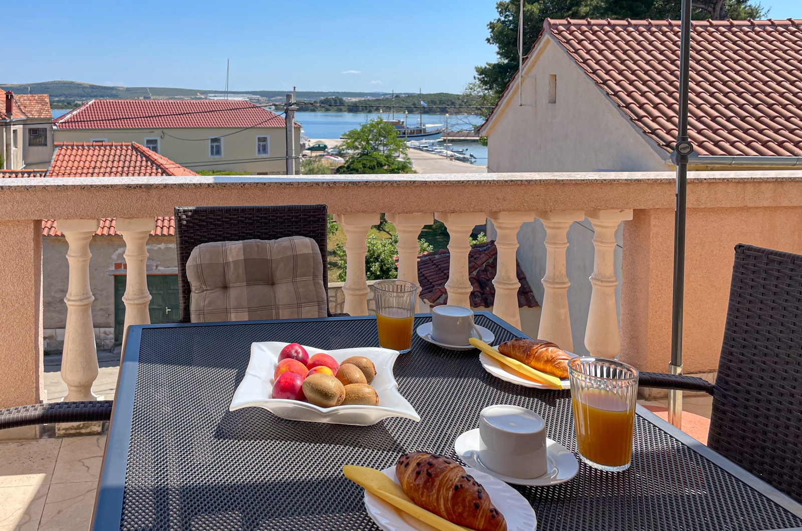 Jednosobni apartman s terasom i pogledom na more Pašman  A-a