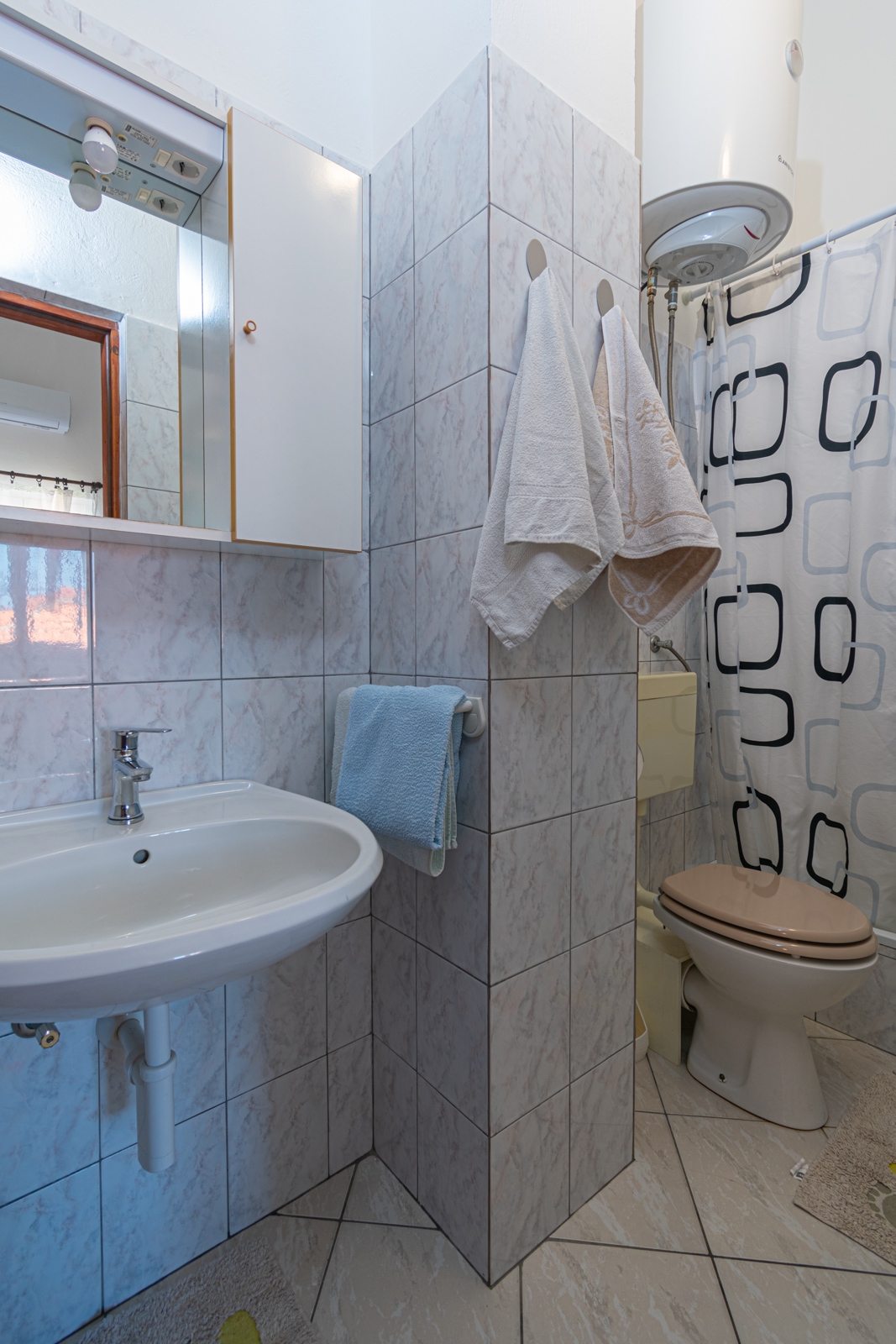 Dvosobni apartman s terasom i pogledom na more Pašman  A-b