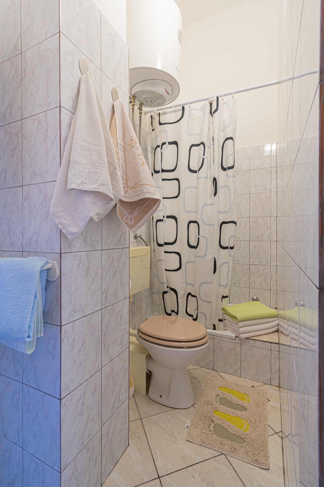 Dvosobni apartman s terasom i pogledom na more Pašman  A-b