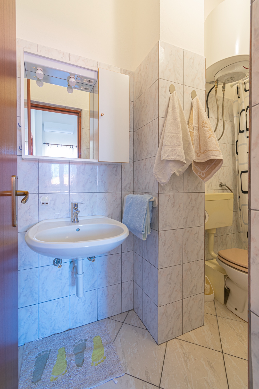 Dvosobni apartman s terasom i pogledom na more Pašman  A-b