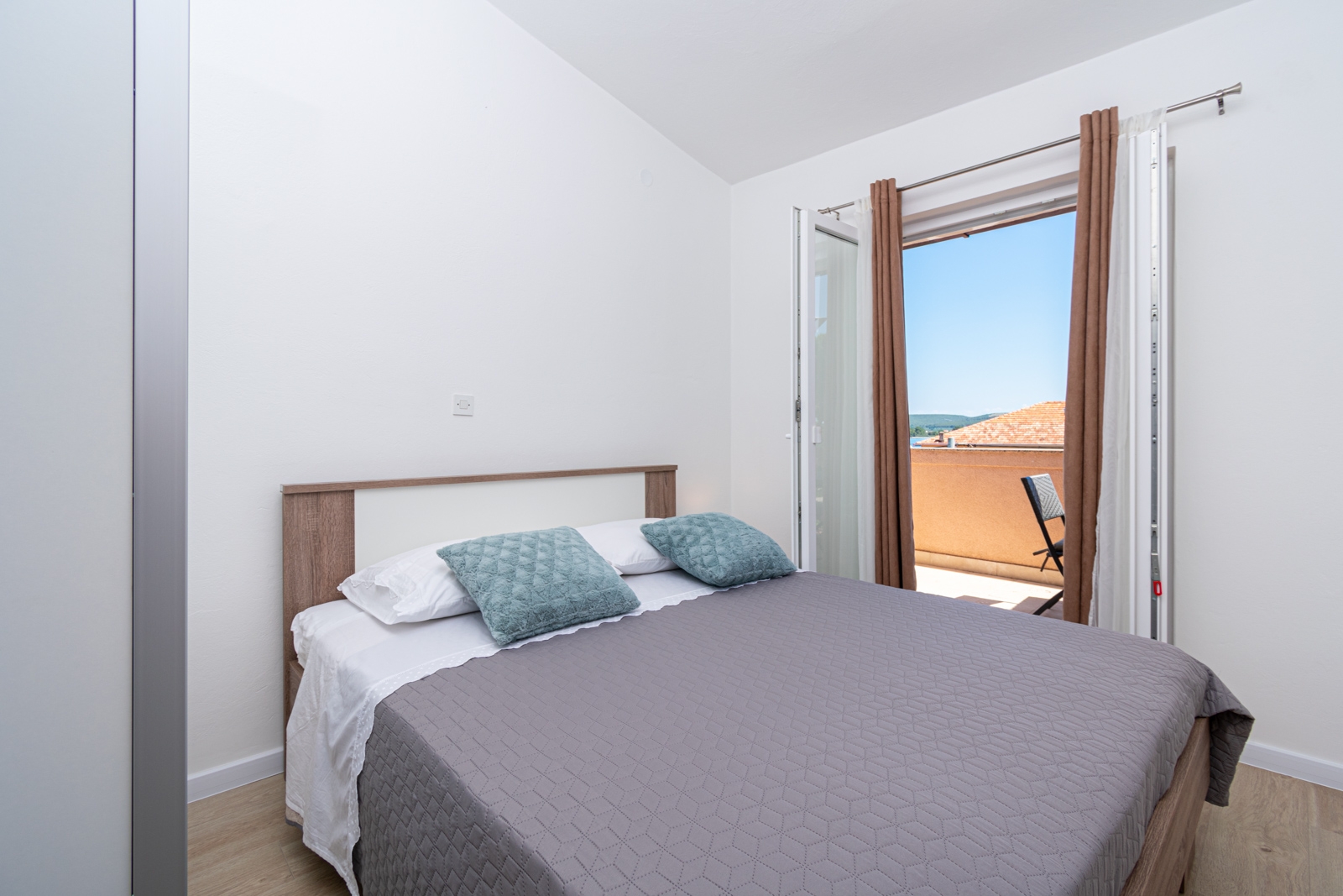 Dvosobni apartman s terasom i pogledom na more Pašman  A-b