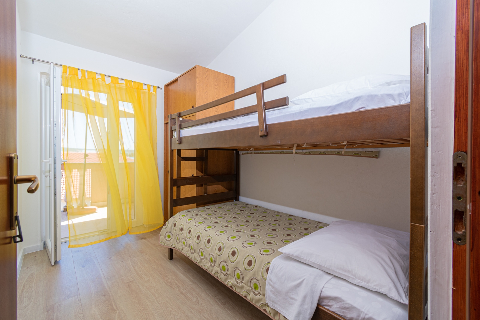 Dvosobni apartman s terasom i pogledom na more Pašman  A-b