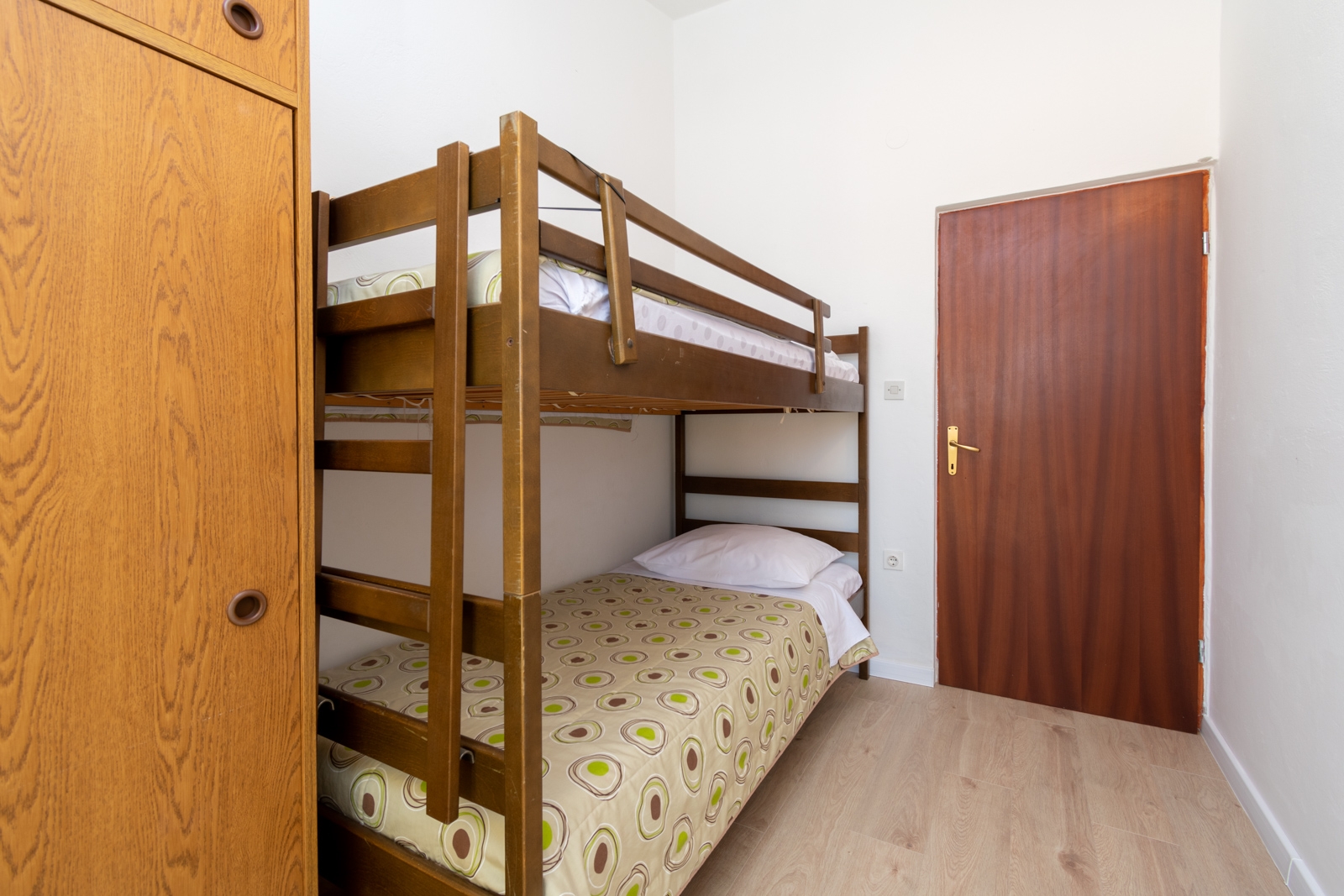 Dvosobni apartman s terasom i pogledom na more Pašman  A-b