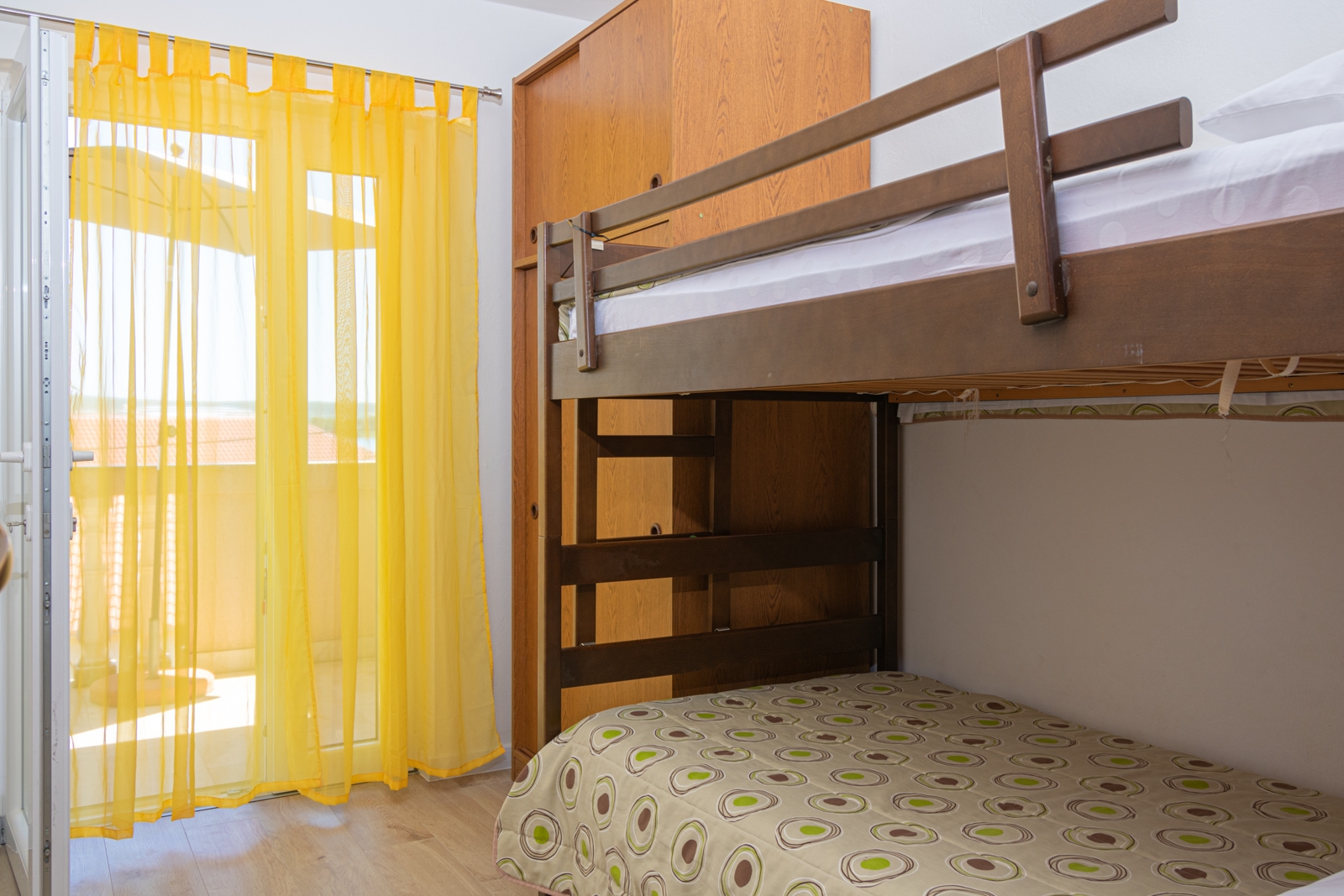 Dvosobni apartman s terasom i pogledom na more Pašman  A-b