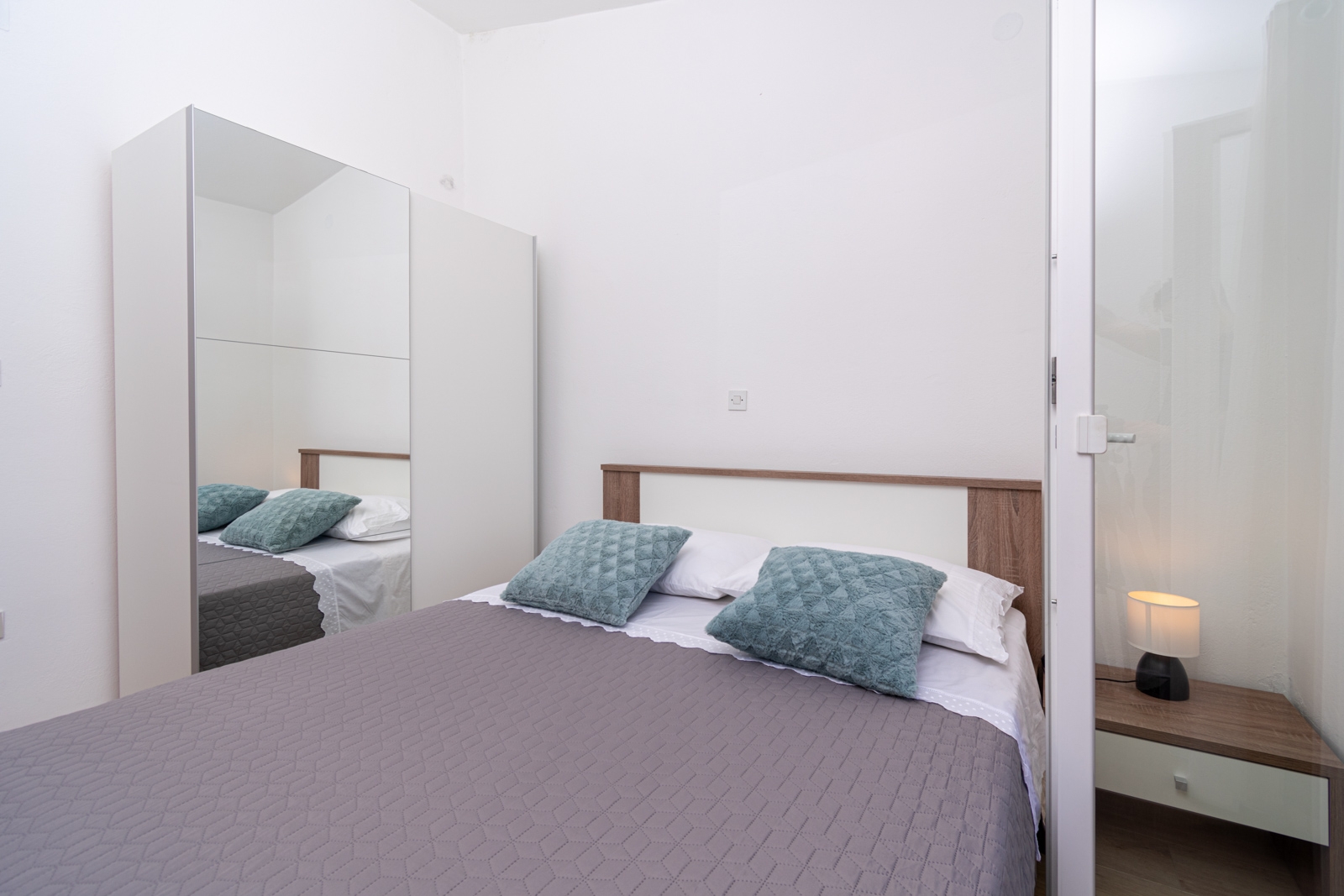 Dvosobni apartman s terasom i pogledom na more Pašman  A-b