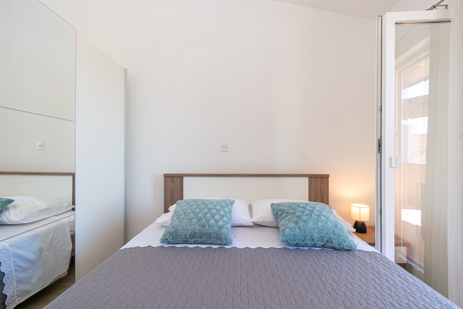 Dvosobni apartman s terasom i pogledom na more Pašman  A-b