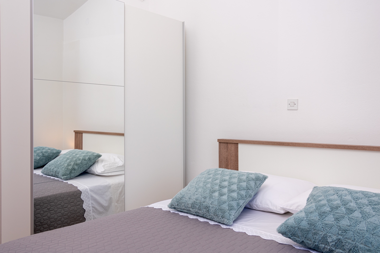 Dvosobni apartman s terasom i pogledom na more Pašman  A-b