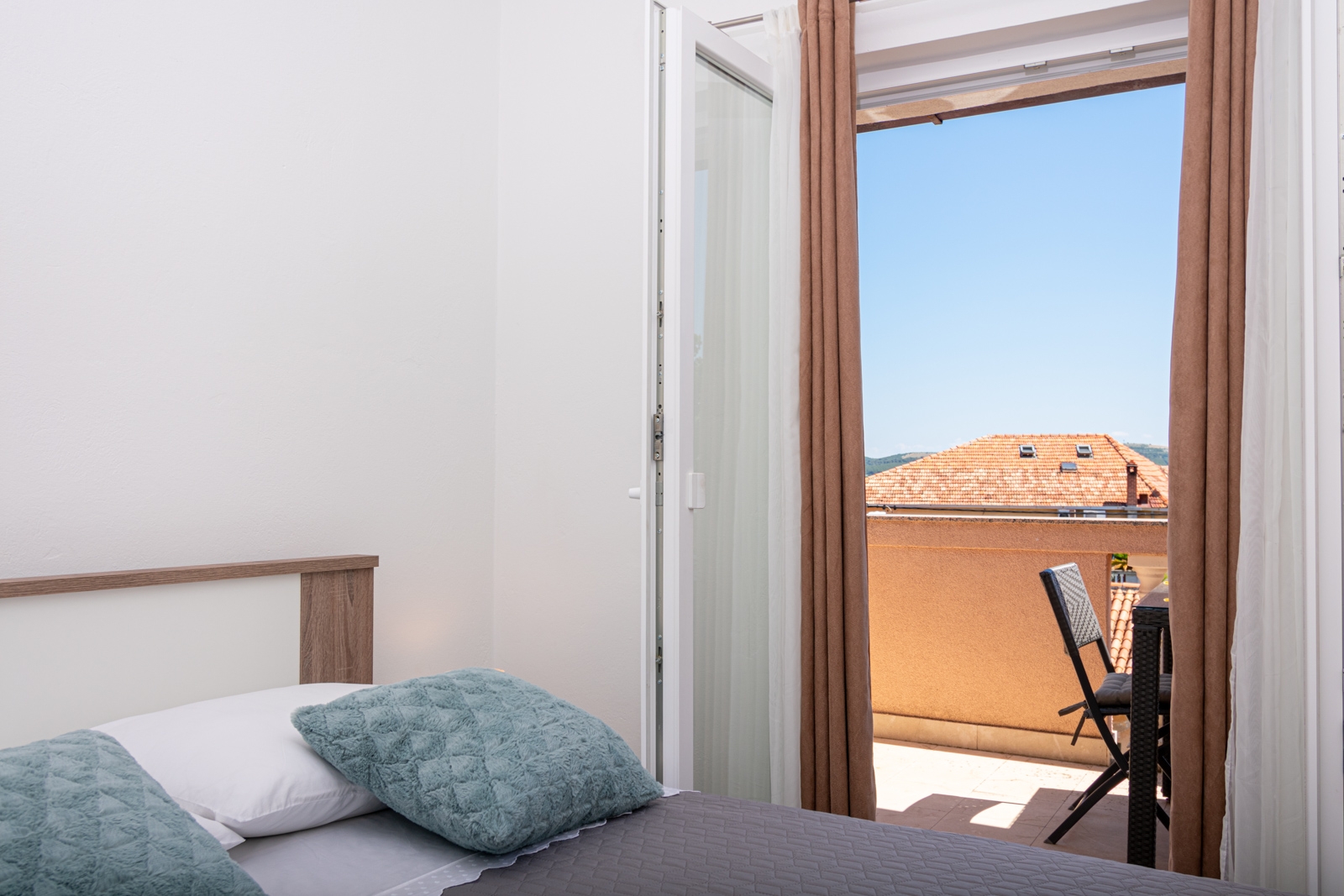 Dvosobni apartman s terasom i pogledom na more Pašman  A-b