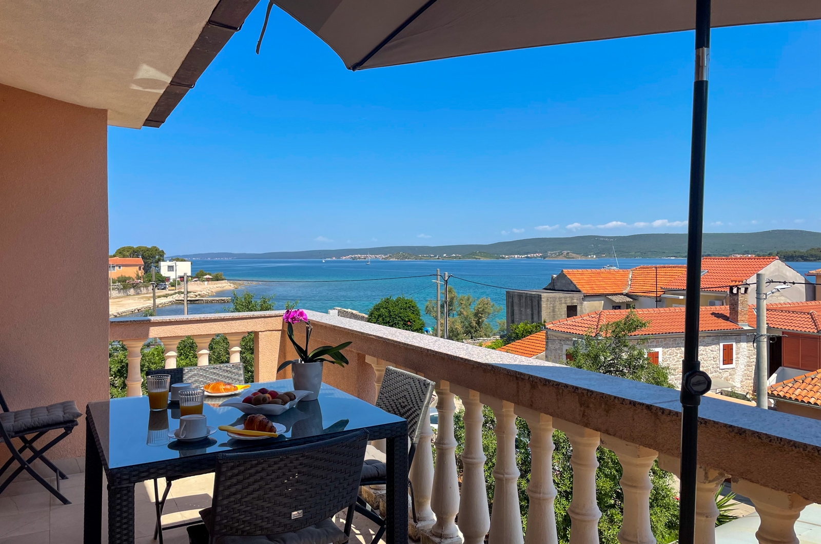 Dvosobni apartman s terasom i pogledom na more Pašman  A-b