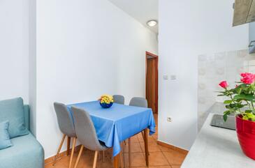 Jídelna Fažana, Jídelna v ubytování typu apartment, dostupna klima i WIFI.