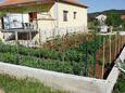 Kraj, Pašman, Courtyard 696 - Apartments with sandy beach.