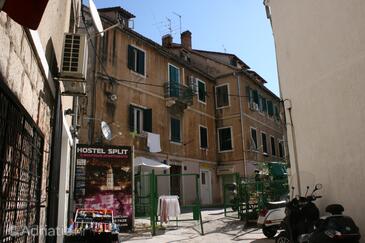 Split, Split, Object 6973 - Kamers near sea with sandy beach.