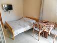 Spavaća soba Novigrad, Spavaća soba u smještaju tipa studio-apartment, dostupna klima i WiFi.