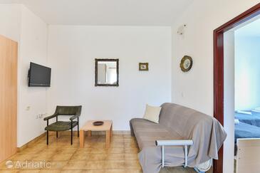 Tkon, Sala de estar in the apartment, air condition available, (pet friendly) y WiFi.