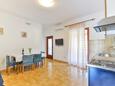 Jídelna Tkon, Jídelna v ubytování typu apartment, s klimatizací, domácí mazlíčci povoleni a WiFi.