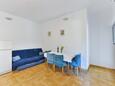 Tkon, Living room in the apartment, (pet friendly) and WiFi.