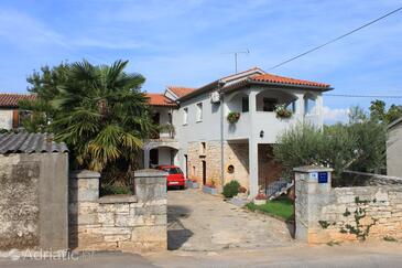 Property Tar, Poreč, Property 7026 - Apartments with pebble beach.