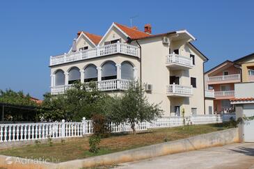 Novigrad, Novigrad, Objekt 7037 - Apartmaji s prodnato plažo.