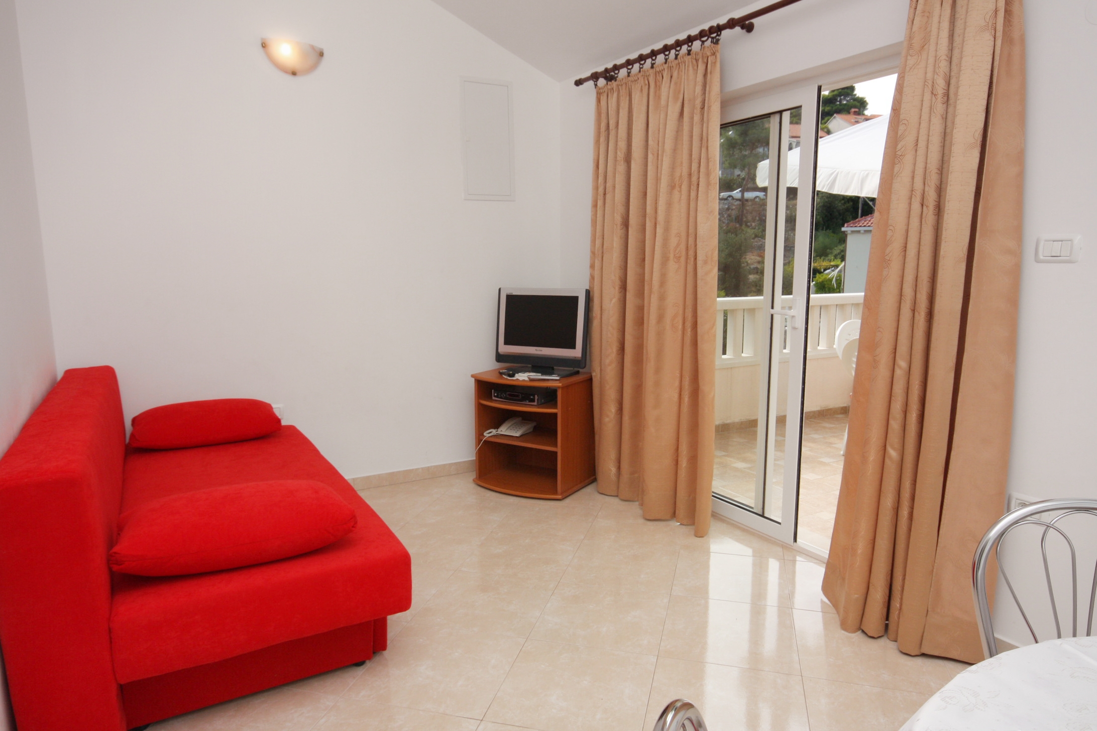 One bedroom apartment near beach Postira, Brač (A-705-d)