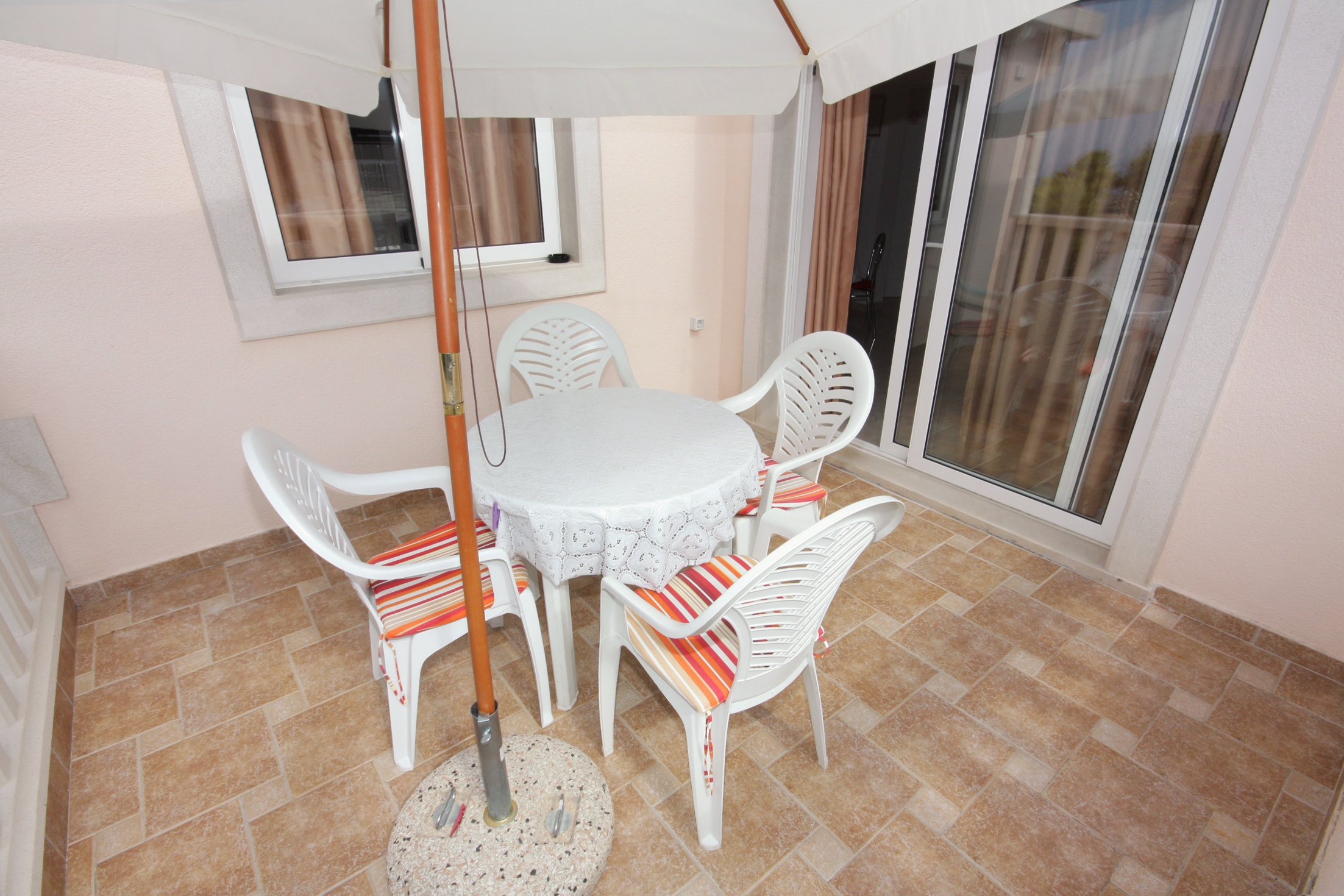 One bedroom apartment near beach Postira, Brač  A-d