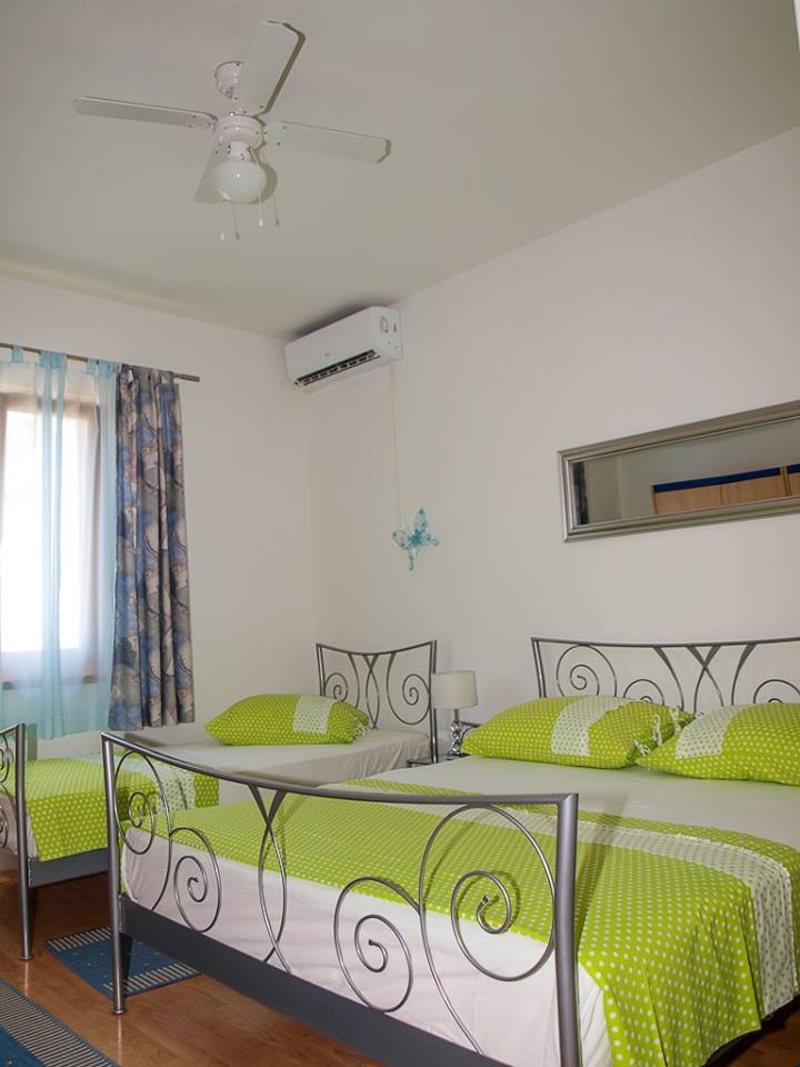 Two bedroom apartment near beach Postira, Brač  A-a