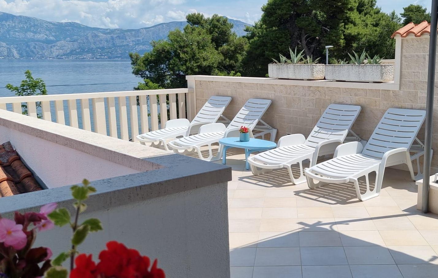 Two bedroom apartment near beach Postira, Brač  A-a