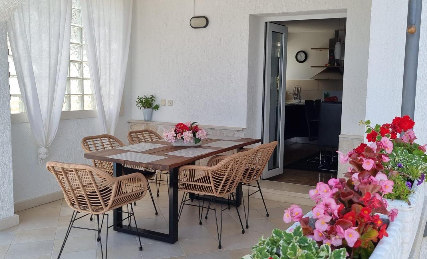 Two bedroom apartment near beach Postira, Brač  A-a