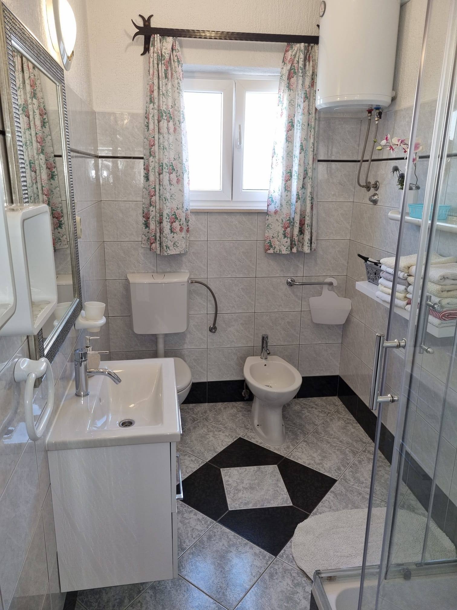 Two bedroom apartment near beach Postira, Brač  A-b