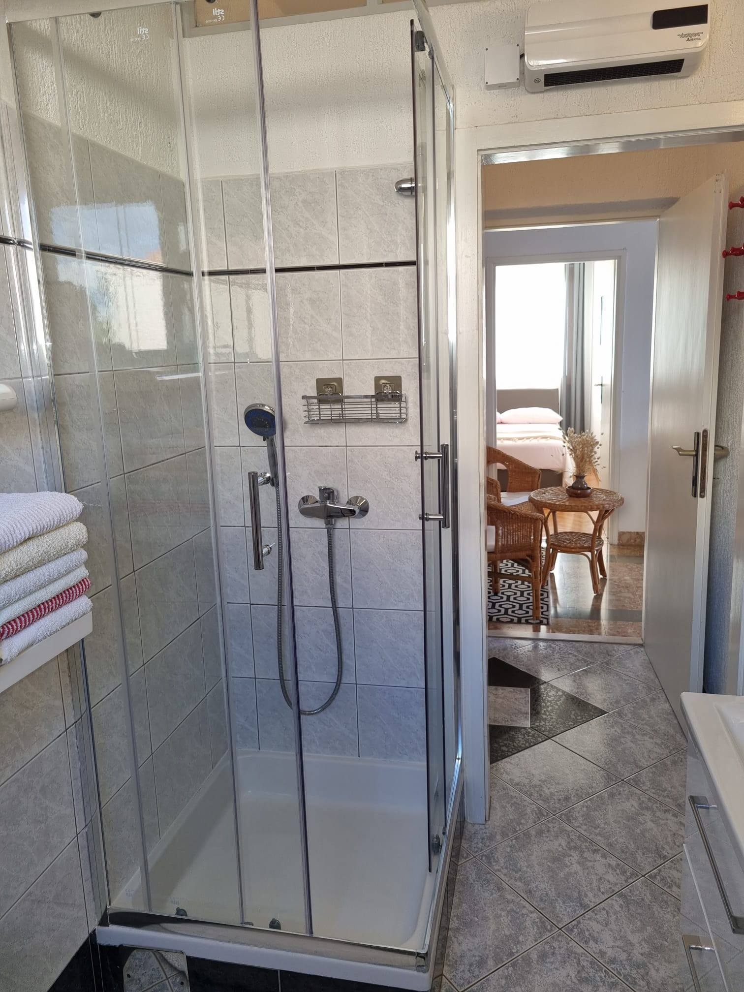 Two bedroom apartment near beach Postira, Brač  A-b