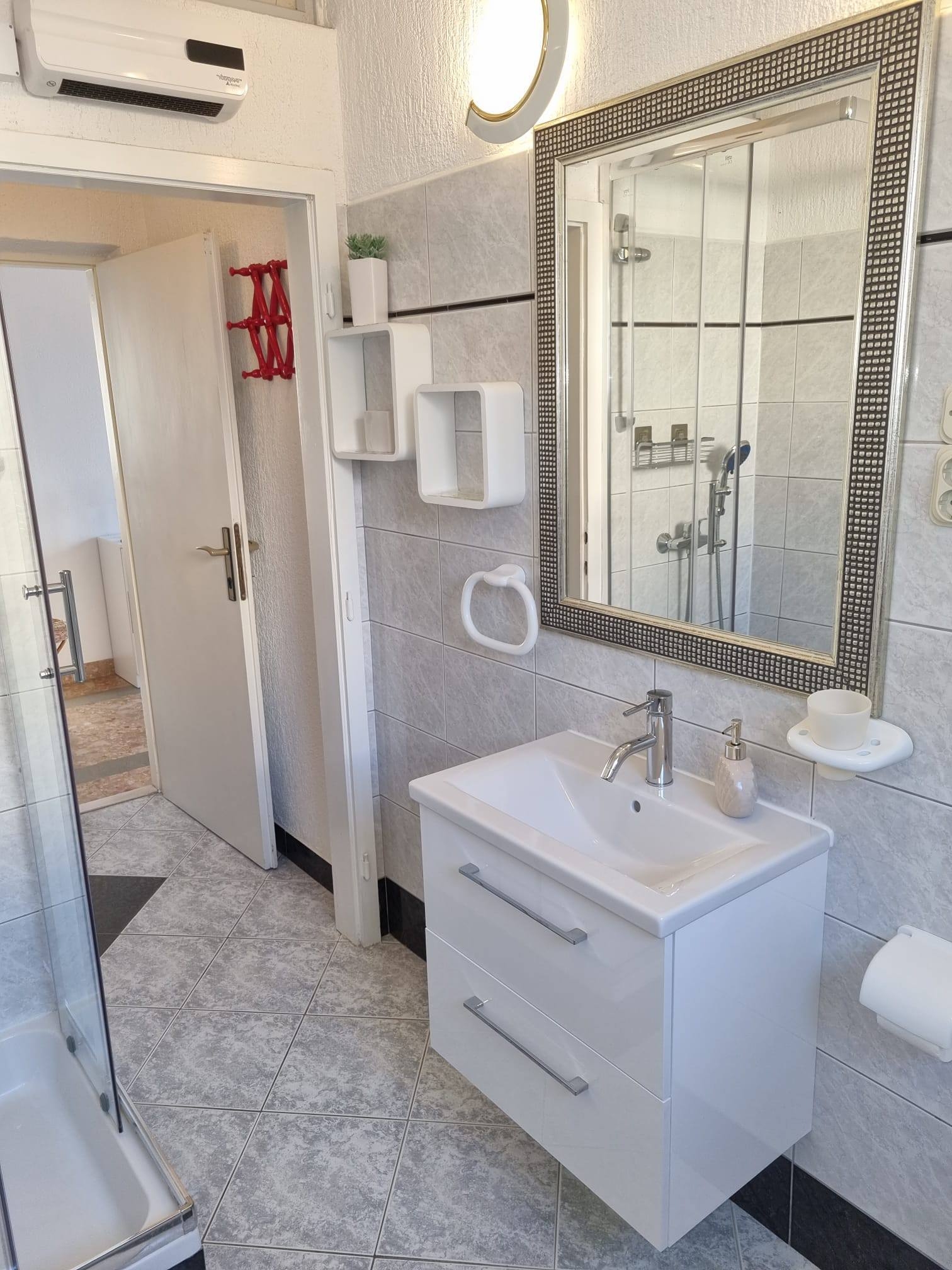 Two bedroom apartment near beach Postira, Brač  A-b