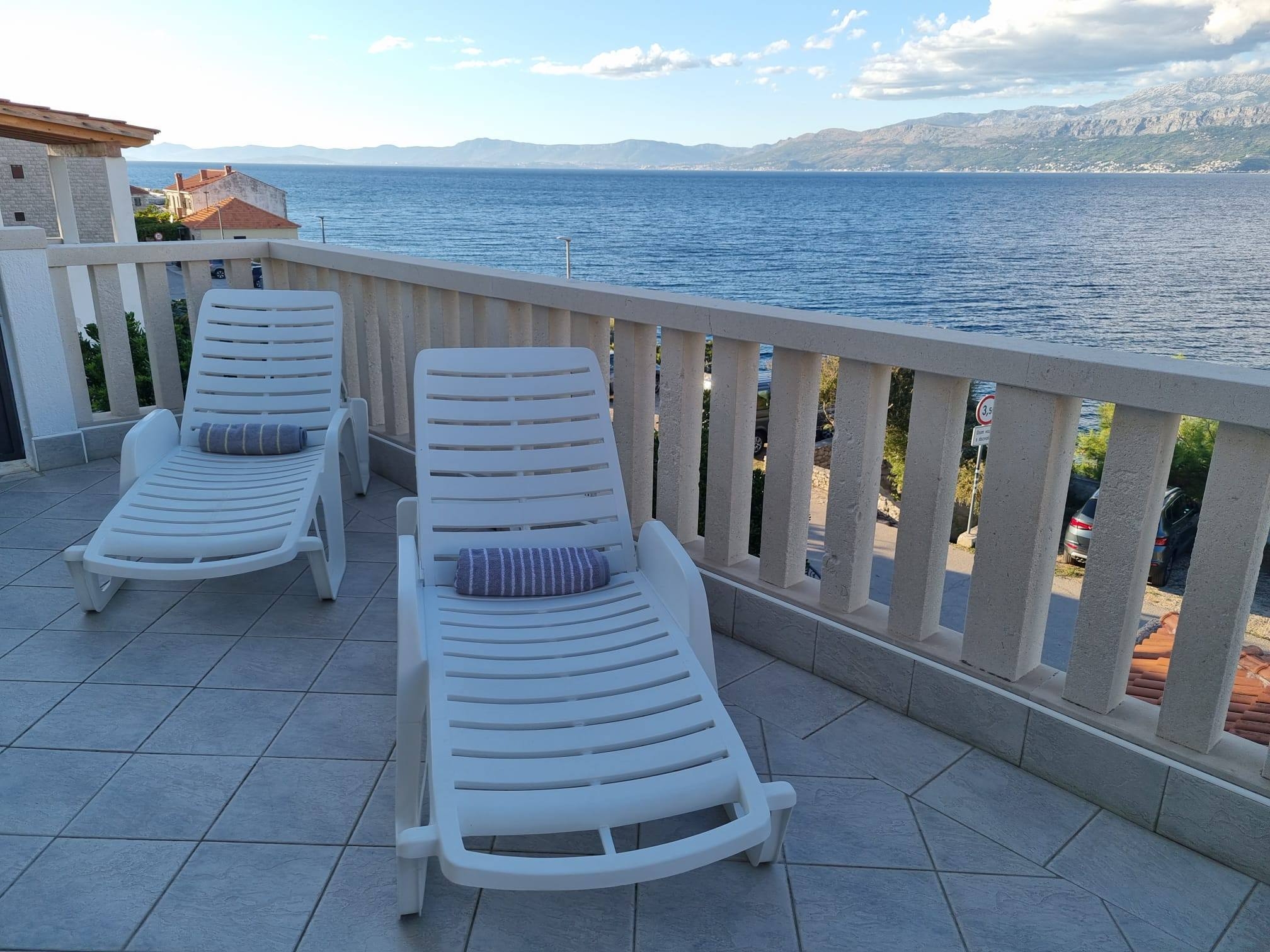 Two bedroom apartment near beach Postira, Brač  A-b