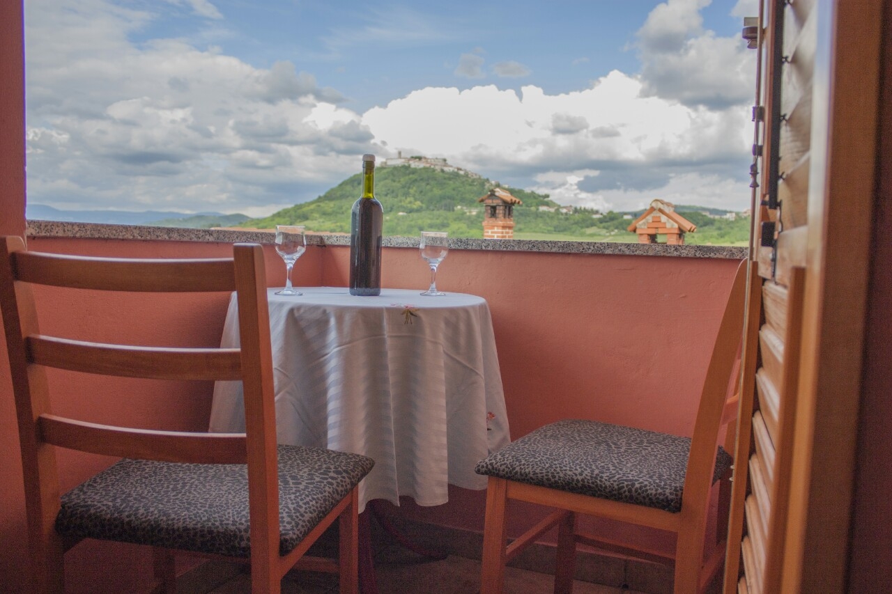 Four bedroom apartment with balcony Motovun - Bataji, Central Istria - Središnja Istra  A-a