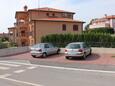 Novigrad, Novigrad, Parkeerplaats 7078 - Appartementen with pebble beach.