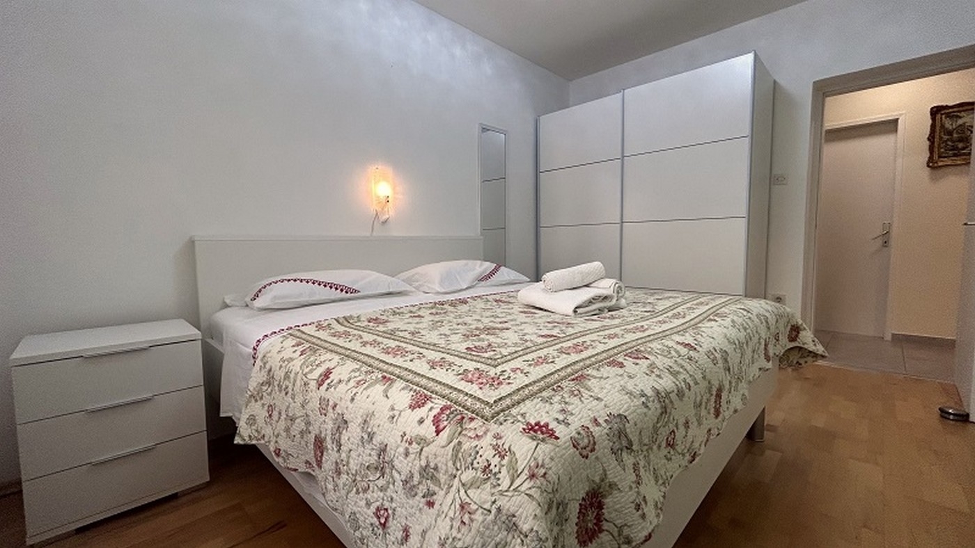 Two bedroom apartment with terrace Novigrad  A-a